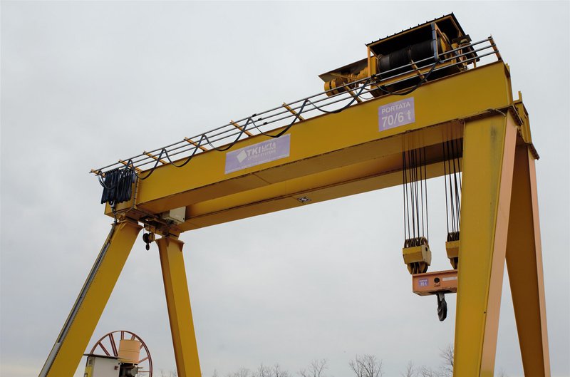 31-lifting-equipment-tekno-impianti-70-tons-external-crane-rossleduso