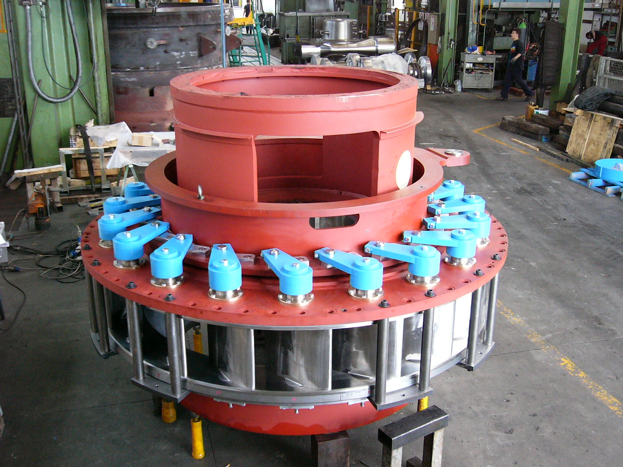 Hydro turbine distributor. Assembly in Rossl e Duso.